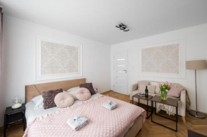 Classic 2-bedroom Apartment at Chmielna Street 200 m from Central Station, parking on site